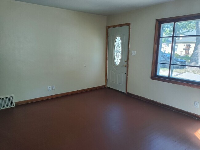 Building Photo - 4 Bedroom Single Family Home