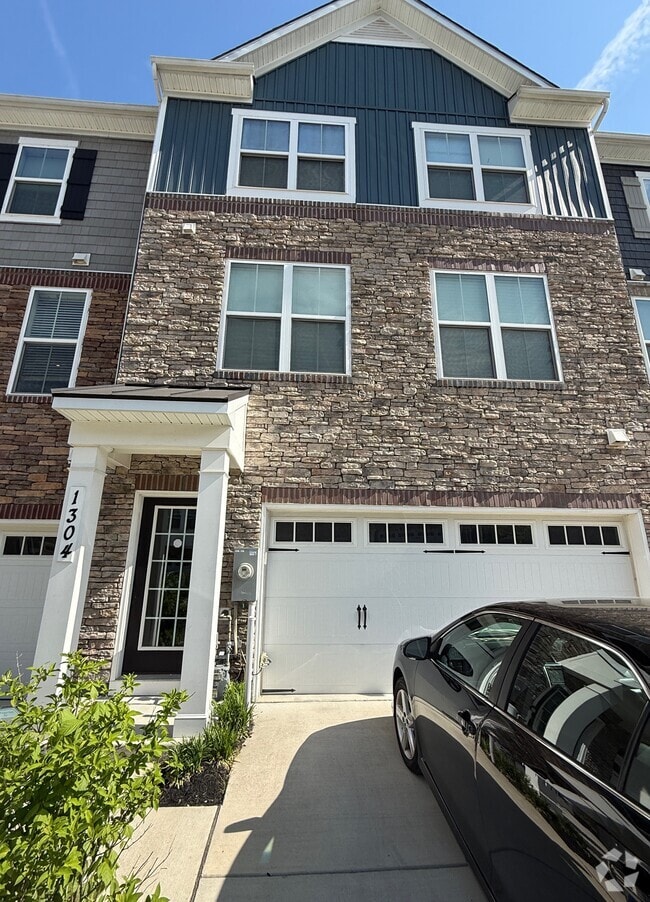 Building Photo - 1304 Iron Oak Cv