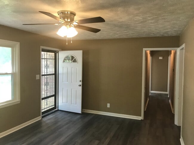 Building Photo - Updated SE Springfield Home -Available Now