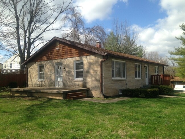 Building Photo - Spacious 5 bedroom, 2 bath house! Availabl...