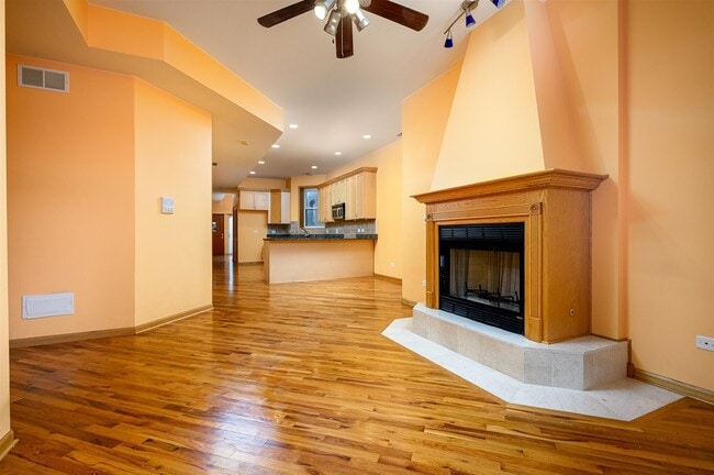 Building Photo - 4837 S Forrestville Ave