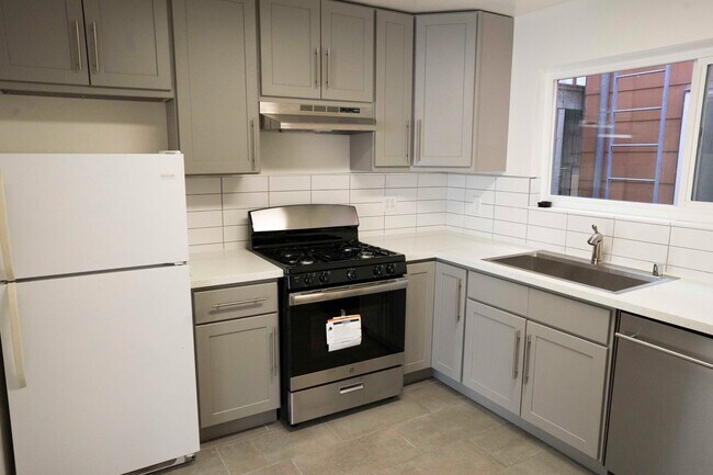 Foto del edificio - Mid-floor Flat in a duplex located in the Inner Richmond / Laurel Heights.