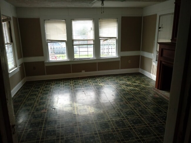 Fireplace room-master bedroom - 110 Dowdy St