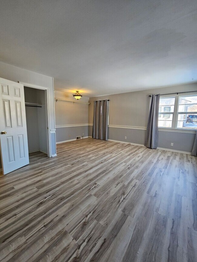 Building Photo - 2 BED | 1 BATH | SINGLE-LEVEL HOME | WEST