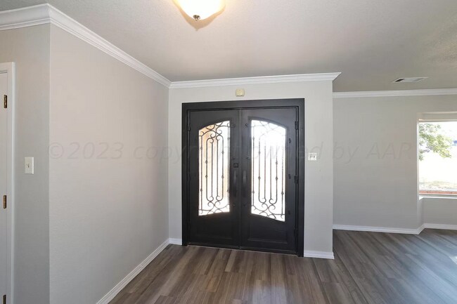 Building Photo - In Ground Pool!