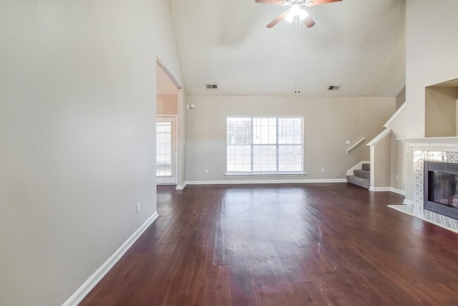 Building Photo - 10222 Green Moss Dr N