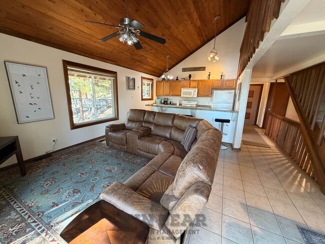 Building Photo - 2 Bedroom Duplex in Tyrolia! Summer pool!