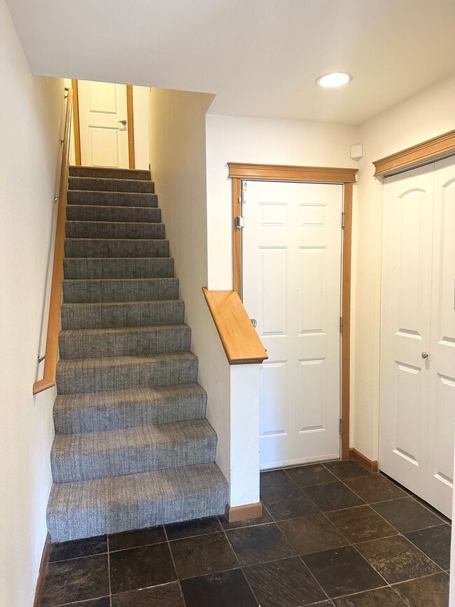 Building Photo - Spacious 2 bedroom + Office /Den, 2.5 bath...