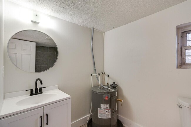 Building Photo - 2210 Milne St