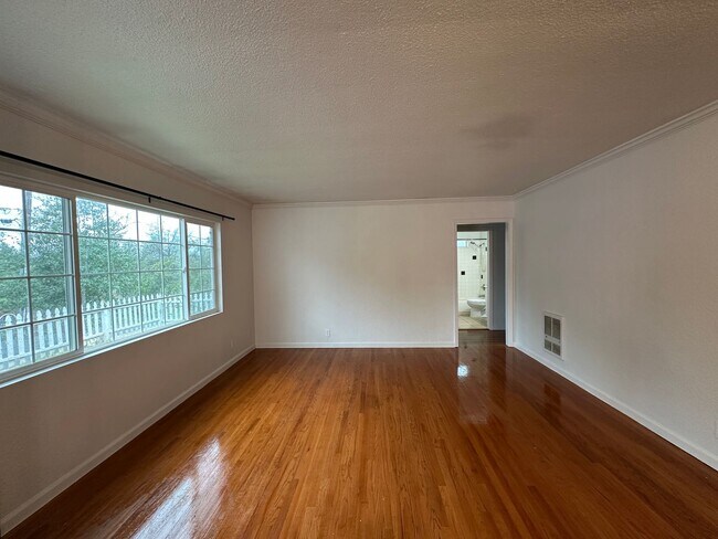 Foto del edificio - Updated & Charming 3 Bedroom Home with Fan...