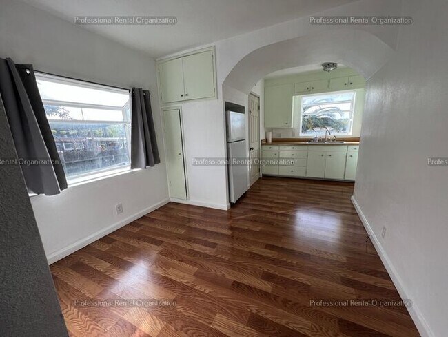 Foto del edificio - Bright, Clean Bungalow Style home. COMING ...