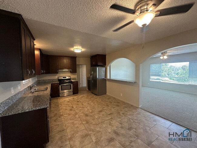 Foto del edificio - Homes Management - 2 Bed, 2 Bath Triplex i...