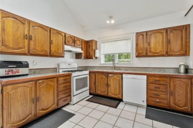 Building Photo - 121 Birchwood Dr