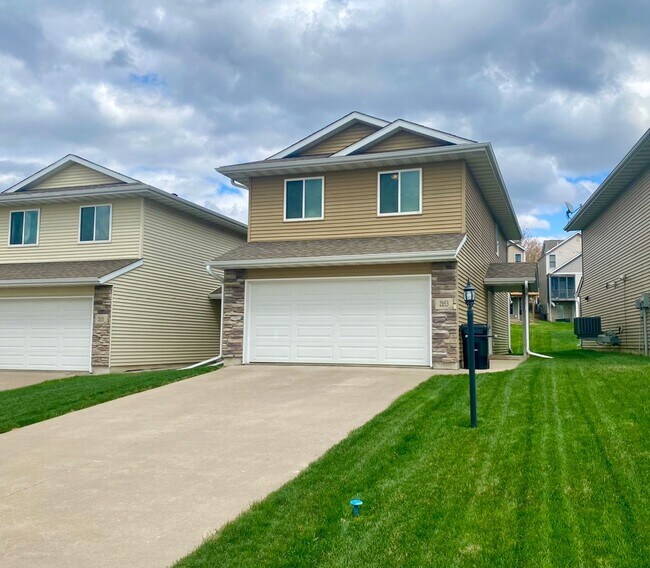 Building Photo - $1,900| 3 Bedroom, 2.5 Bathroom Home | Cat...