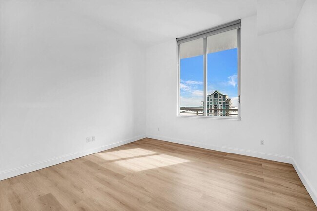 Foto del edificio - 325 S Biscayne Blvd