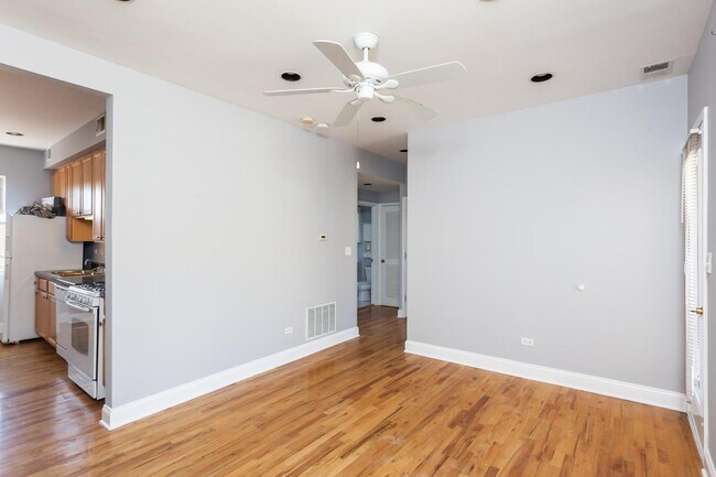 Foto del edificio - 2 bedroom in Chicago IL 60625