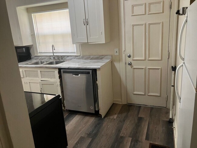 Foto del edificio - Charming 3-Bedroom Home with Unique Detail...