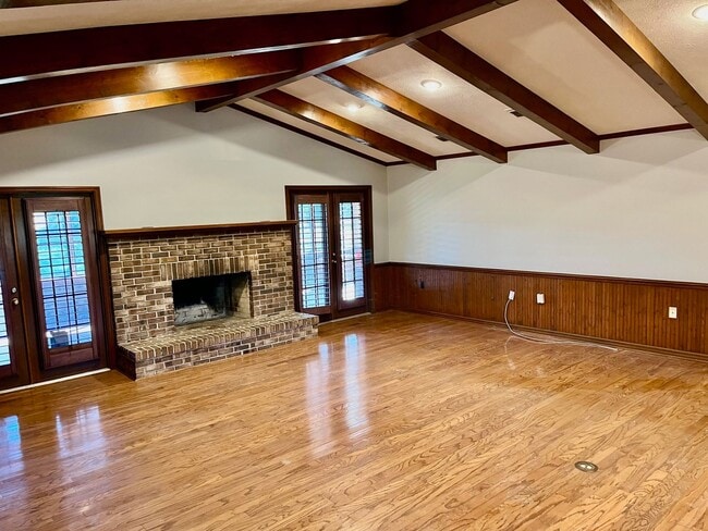 Foto del edificio - Luxurious Rustic 3300sqft  4BR/3.5BA/Oversized 2 Car Garage on 1.5 Acres!