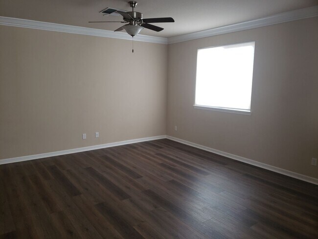 Building Photo - 4 bedroom 2.5 bath home with Solar