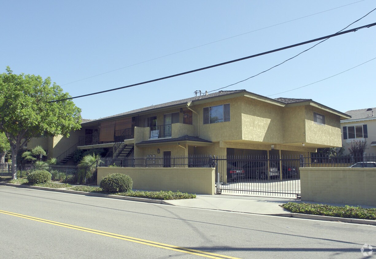 Primary Photo - 142 W Live Oak St