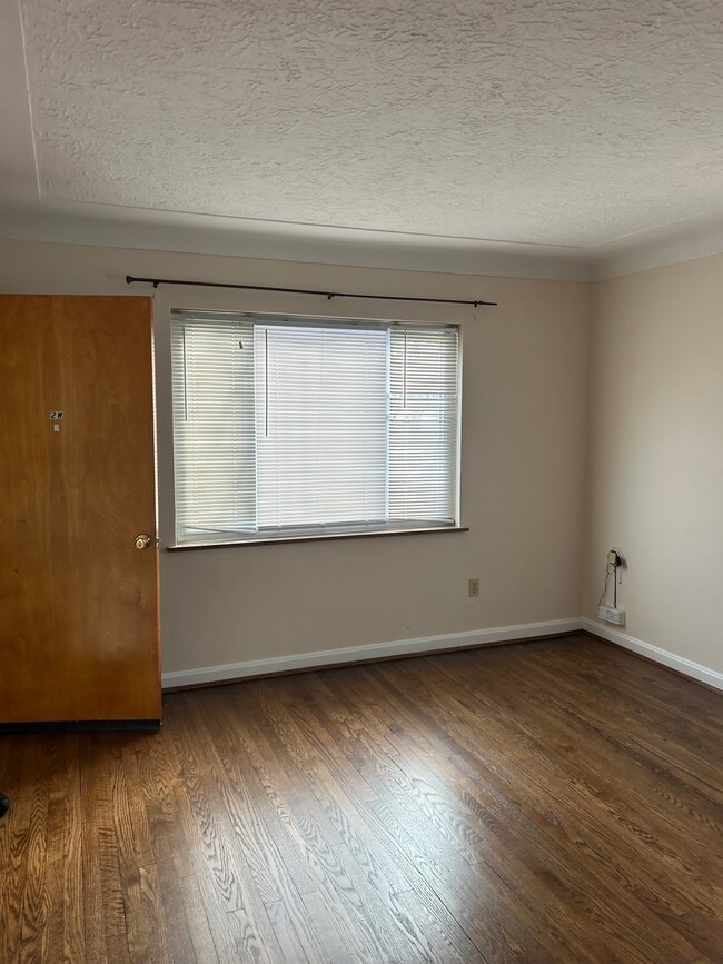 Living Room - 625 South Ft. Thomas Ave