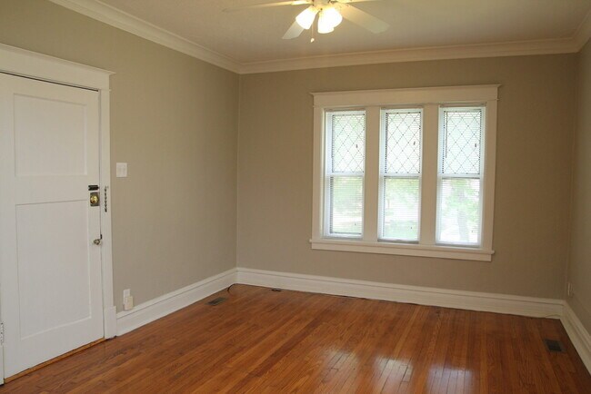 Foto del edificio - 2034 McCausland Ave