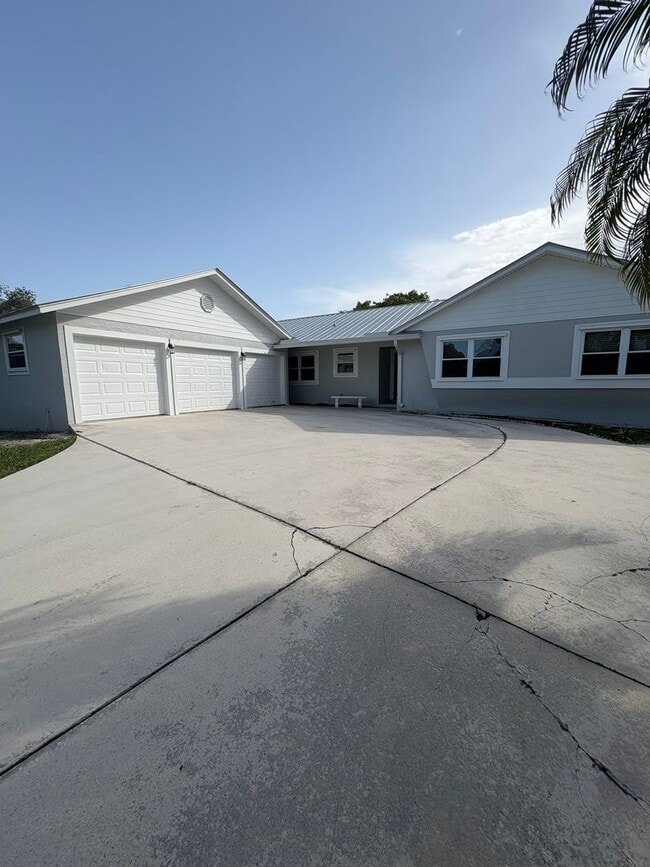Building Photo - Boater's Dream: 4/2.5/3CG home in exclusiv...