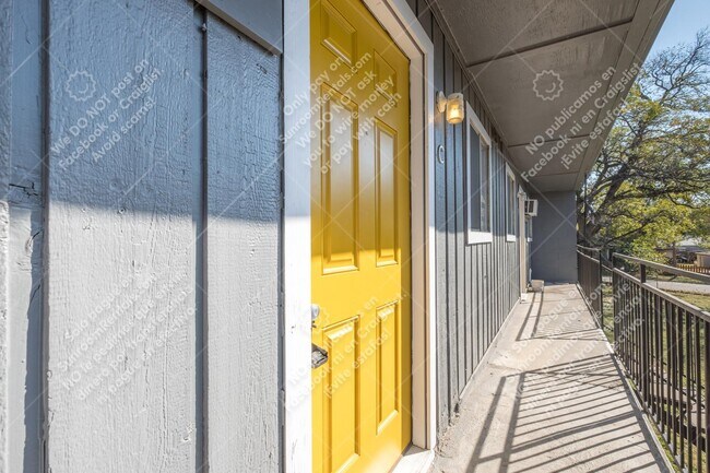 Foto del edificio - 903 Springdale Rd