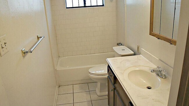 Foto del edificio - 6666 Laughlin Dr