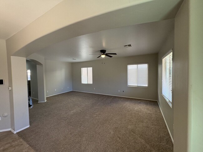 Building Photo - 2,500 sq ft 4 bedroom + Den home in Rancho Sahuarita