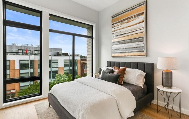 Foto del edificio - Sophisticated two-bedroom condo with ample...