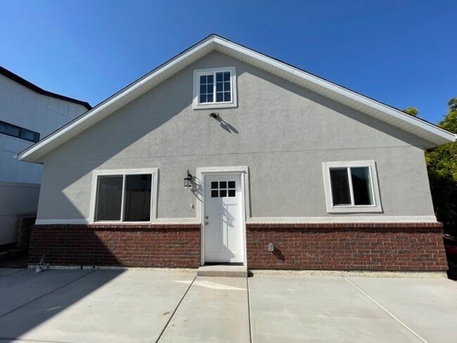 Single-Level 2 Bed / 2 Bath | Garage Available June 1st - Single-Level 2 Bed / 2 Bath | Garage Available June 1st House
