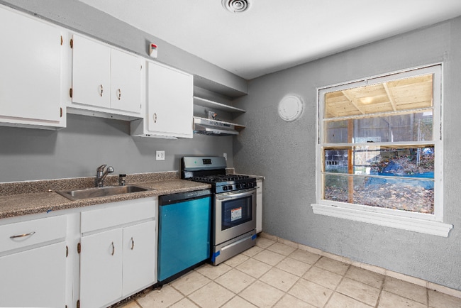 Building Photo - 8400 Madeline Dr