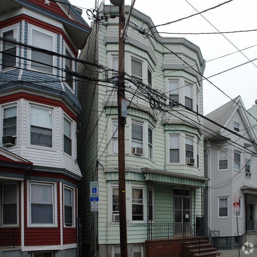 Building Photo - 300 Elm St