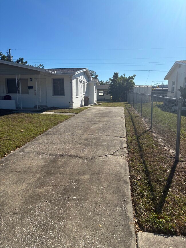 Foto del edificio - 5250 99th Ter N