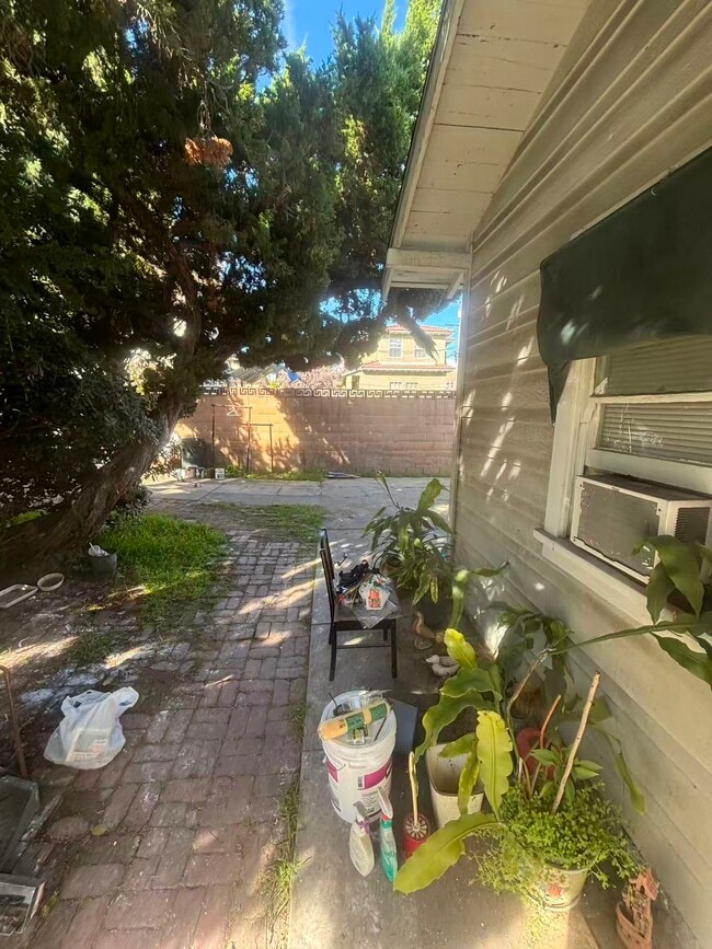 Building Photo - 216 S Almansor St