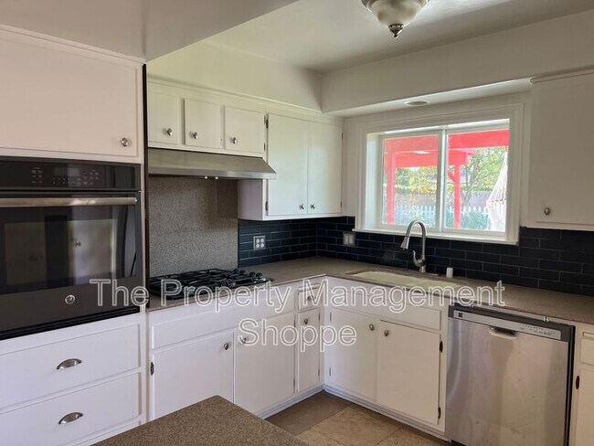 Foto del edificio - 851 Montgomery Ave