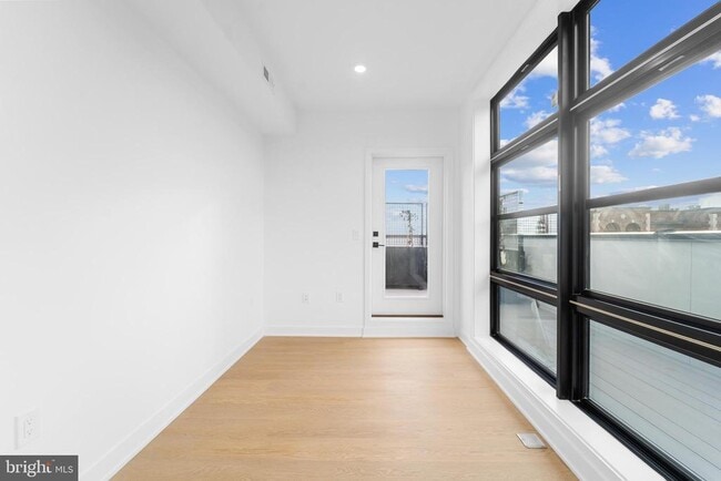 Building Photo - 1417 Belmont St NW