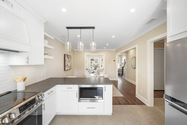 Building Photo - 31 East Ave