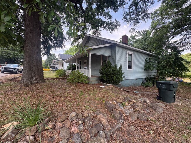 Foto del edificio - Charming Home Near Downtown Greer