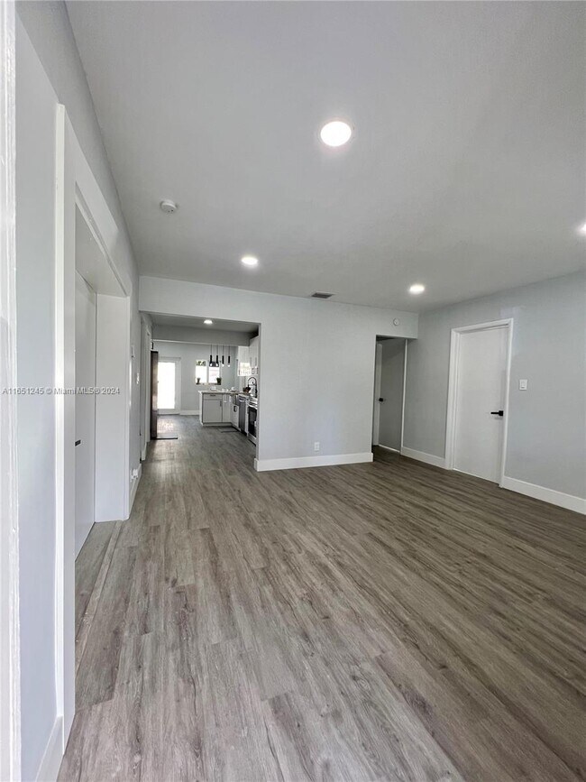 Foto del edificio - 521 NE 49th St