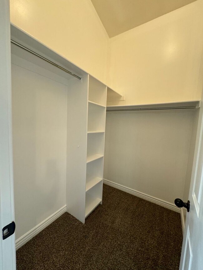 Building Photo - 3 Bed/ 2 Bath Townhome with fully fenced yard