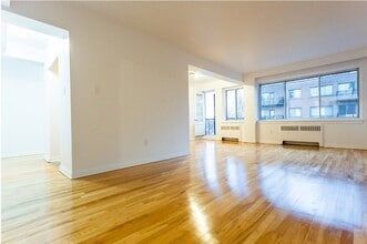 2BR, 2BA - 1040SF - Living Room - 6920-6940 Fielding Avenue