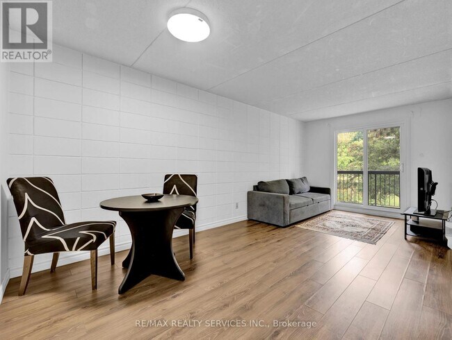 Photo du bâtiment - 30 Hickory St E