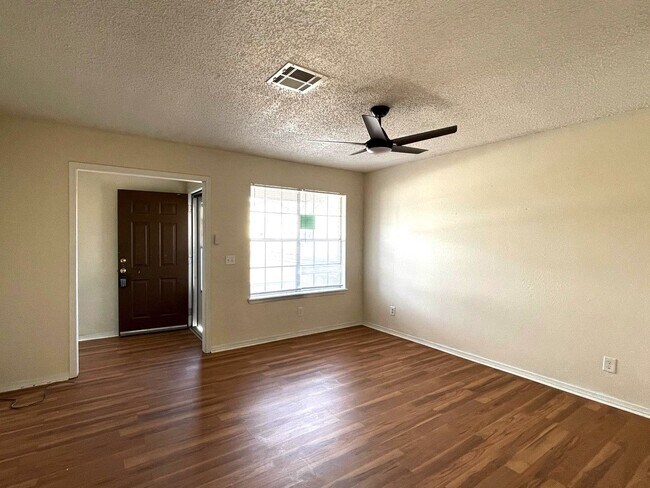 Building Photo - Charming and Spacious Duplex Available!