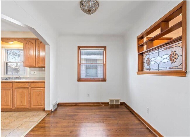 Building Photo - 711 Kayser Ave