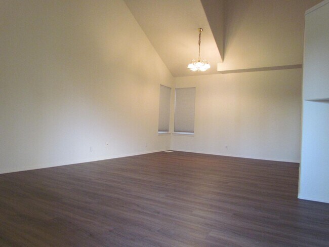 Foto del edificio - 5896 Westlake Loop N
