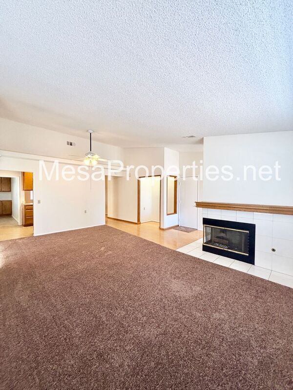 Foto del edificio - 15819 Cedarwood Pl