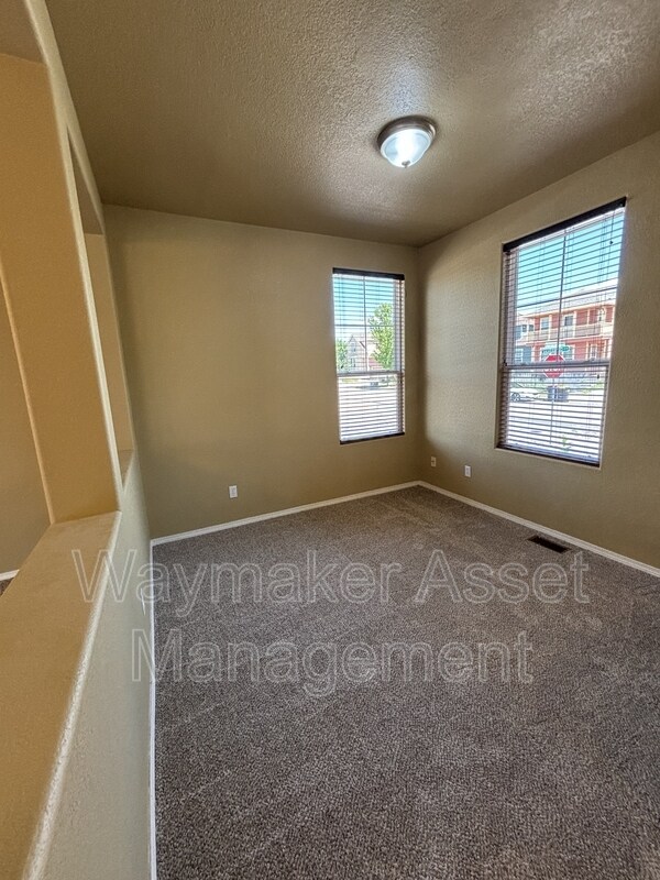 Foto del edificio - 6594 Silverwind Cir