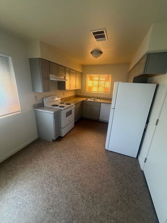 Building Photo - 551 Seville Dr